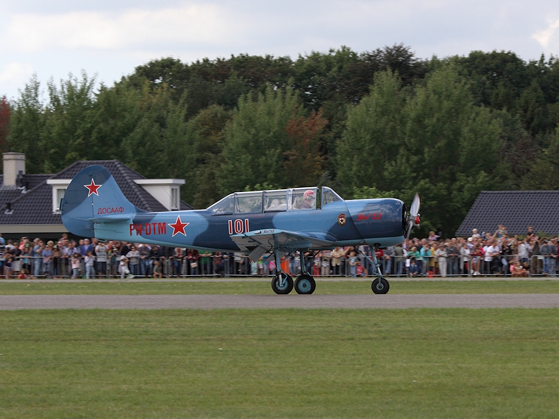Yakovlev Yak-52 - Dutch Thunder Yaks